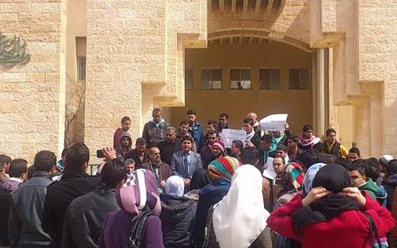 وقفة في "آل البيت" احتجاجا على مقتل القاضي زعيتر
