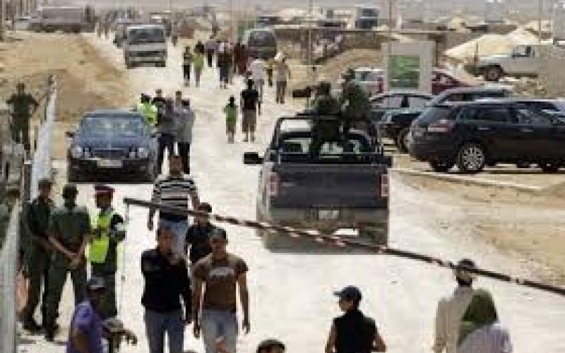 سيارات خاصة تعمل في الزعتري بمخالفة للقانون الأردني