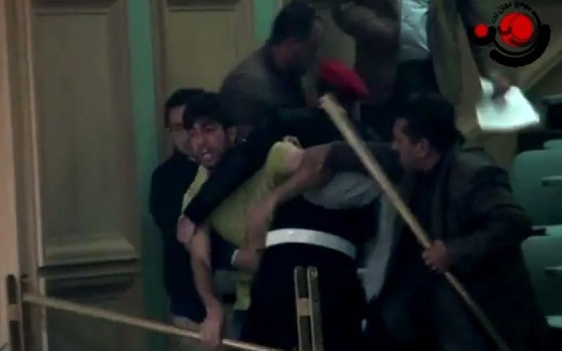 احتجاج ناشط تحت القبة على منح النواب الثقة للحكومة