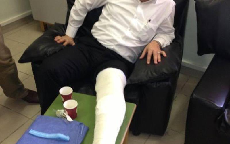 مواطن يعتدي على طبيب ويسبب له كسوراً بالفخد 