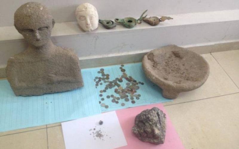 إربد: القبض على شخص بحوزته 7 قطع أثرية 