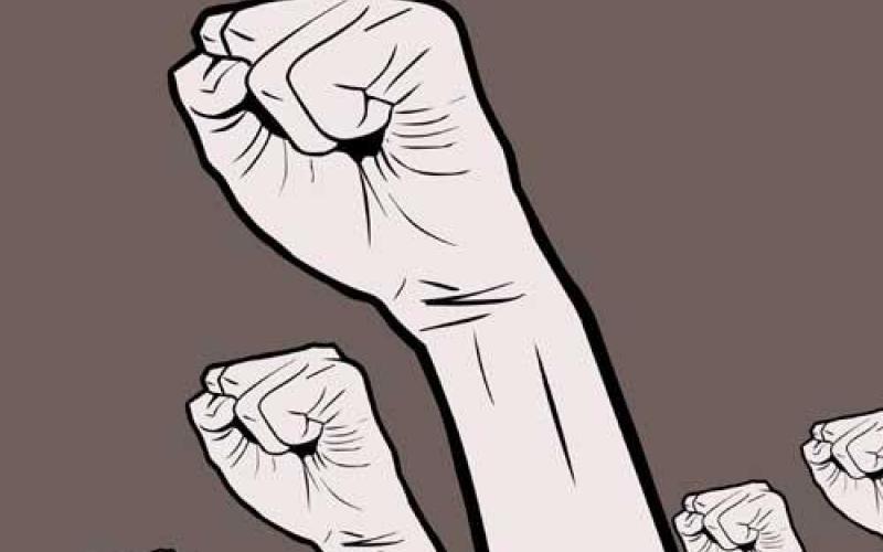 احتجاج على عودة المديرة التي اتهمت "فتاة الظليل" بالسرقة للعمل 