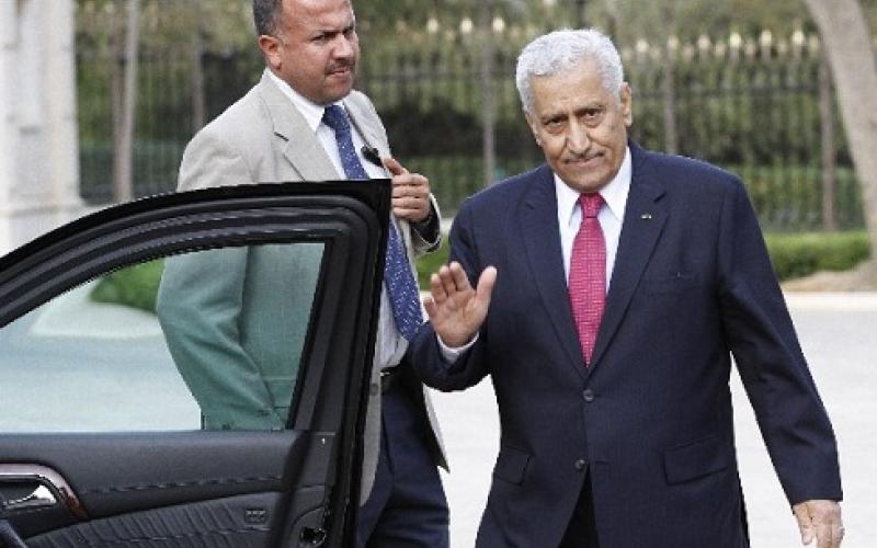 النسور يسقط حقه الشخصي عن "قاذف الحذاء" وأبنه يؤكد الافراج عنه