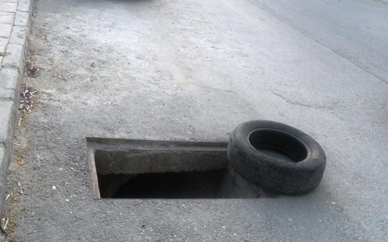 لصوص الزرقاء يبيعون اغطية مناهلها "خردة"