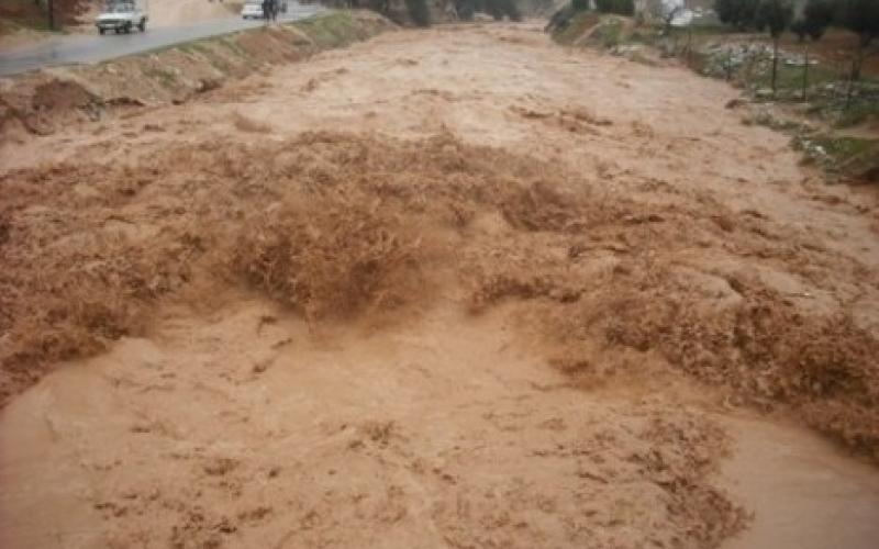 طرق مغلقة بسبب الانهيارات والانجرافات