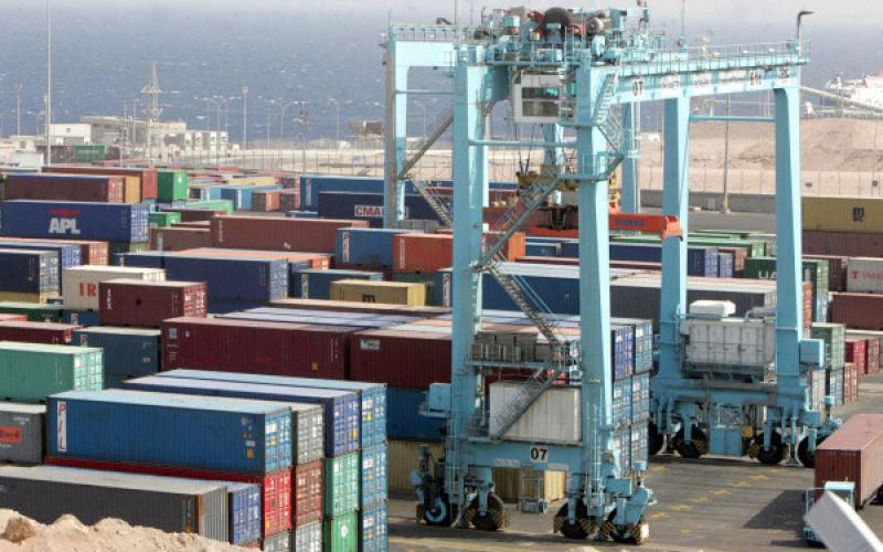 بعد احتجاز حاوياتهم بالعقبة .. تجار "الأقمشة" يعتصمون أمام الرئاسة 