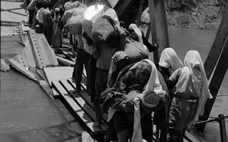 لاجئة تفتح صندوق الذاكرة وتروي تفاصيل نكبتها