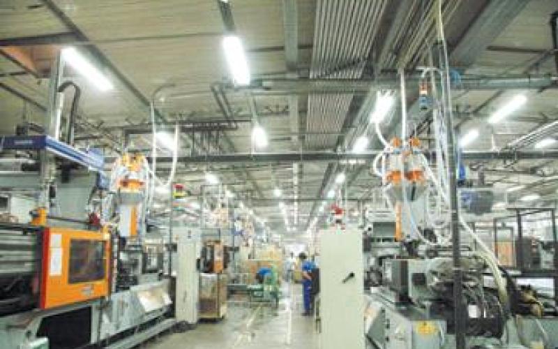 غضب بالقطاع الصناعي لفرض رسوم خدمات على السلع المعفاة 