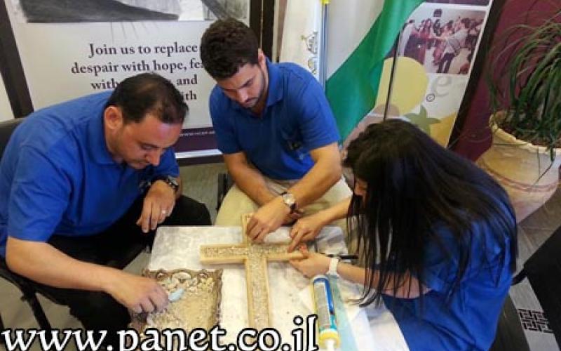 فلسطينيون يصنعون صليباً من الجدار العازل هدية للبابا