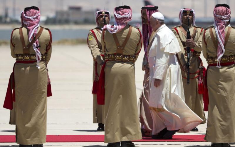 البابا فرانسيس يغادر عمان إلى بيت لحم