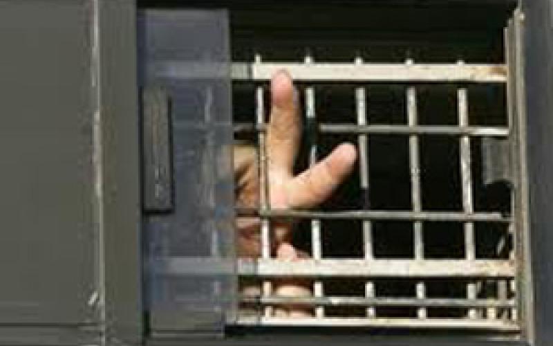 عشرات الأسرى ينضمون للإضراب