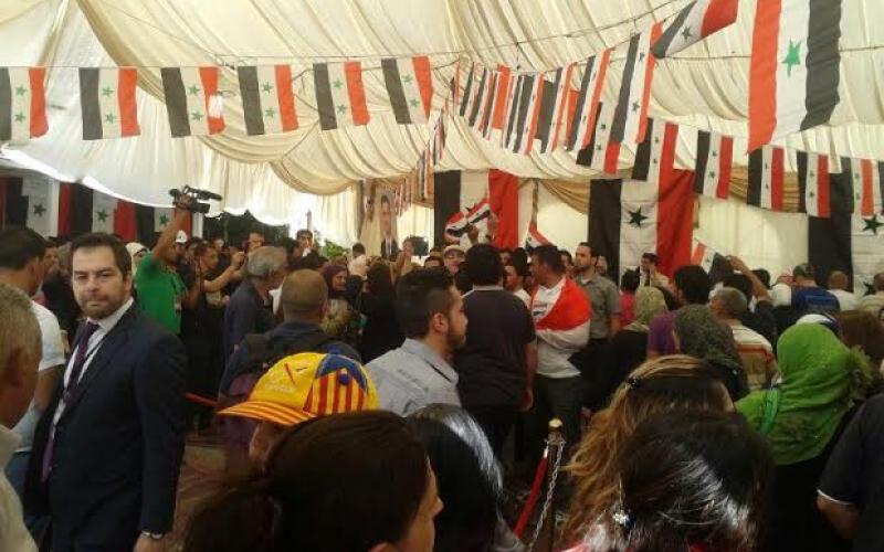 بدء الاقتراع لانتخابات الرئاسة في السفارة السورية..ومعارضون يحتجون