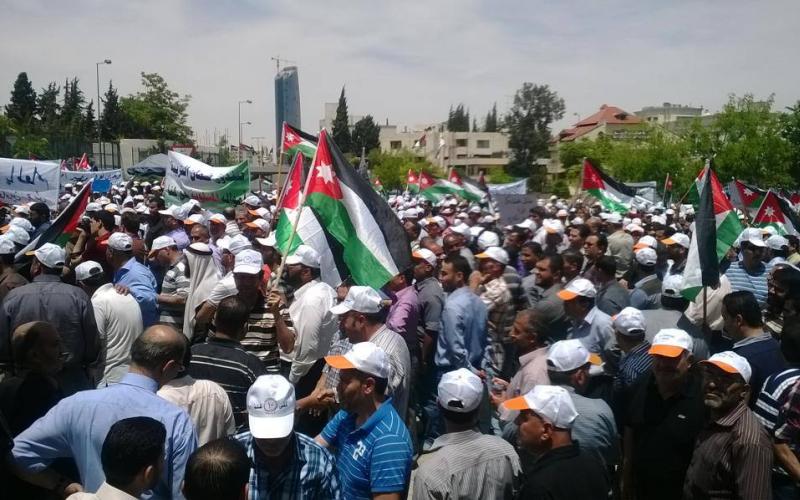 المعلمون يغلقون الدوار الرابع 