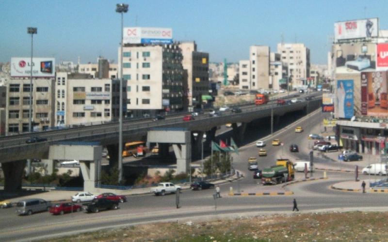 إغلاق مسرب بشارع المدينة المنورة