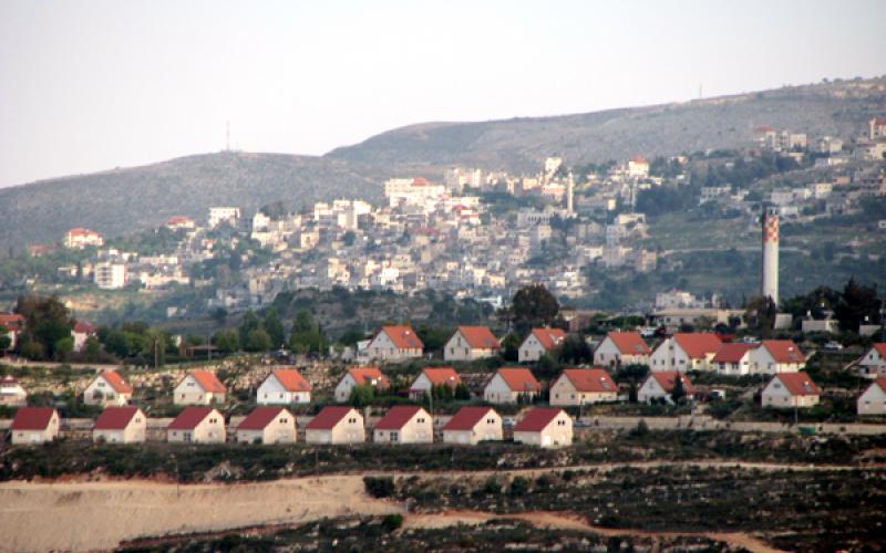 الخليل: عشرات المستوطنين يشرعون ببناء وحدات استيطانية