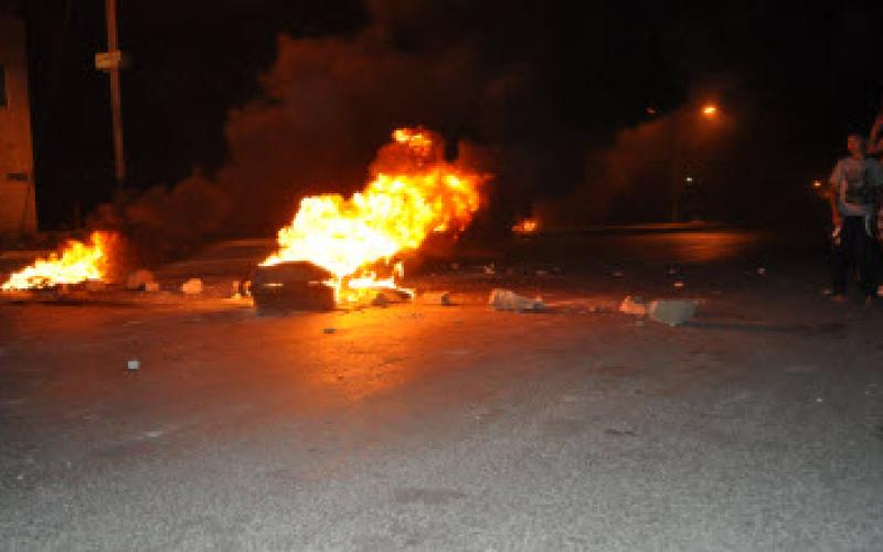 دير علا: أصحاب محال بيع قهوة يغلقون طرقا بالإطارات المشتعلة