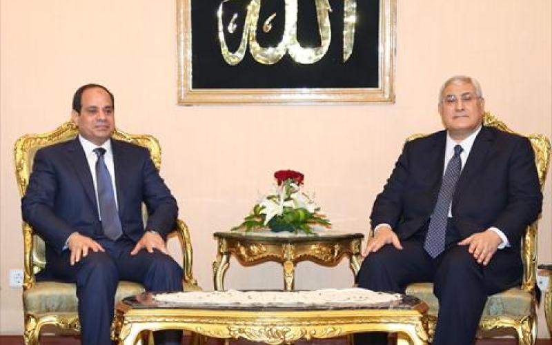  السيسي ومنصور يوقعان وثيقة تسلم السلطة