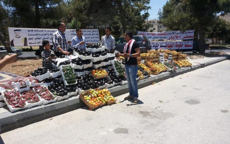 مزارعون يوزعون الخضار مجاناً احتجاجاً على تهميش قطاعهم
