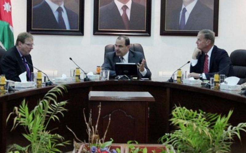 المجالي: اللاجئون أصبحوا عبئا ثقيلا