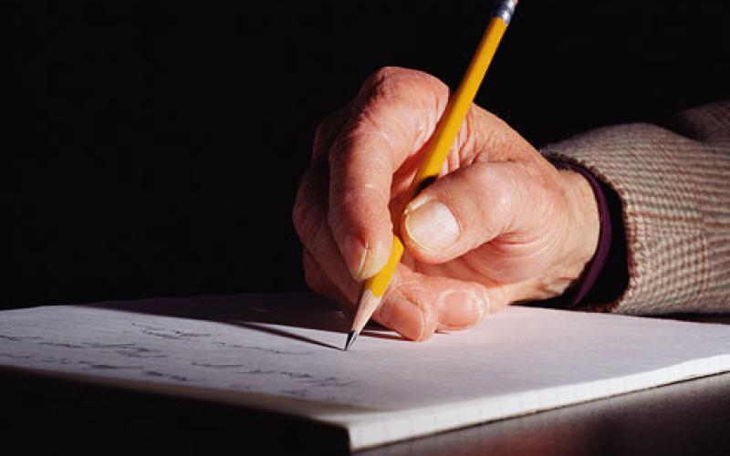  أربعيني يمني يؤدي "الثانوية العامة" للمرة الثالثة