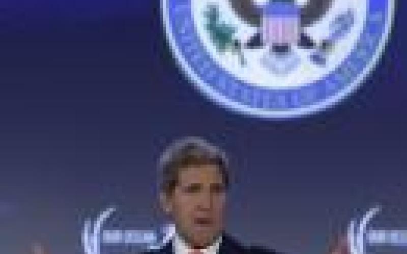 كيري: الضربات الجوية أحد الخيارات بالعراق