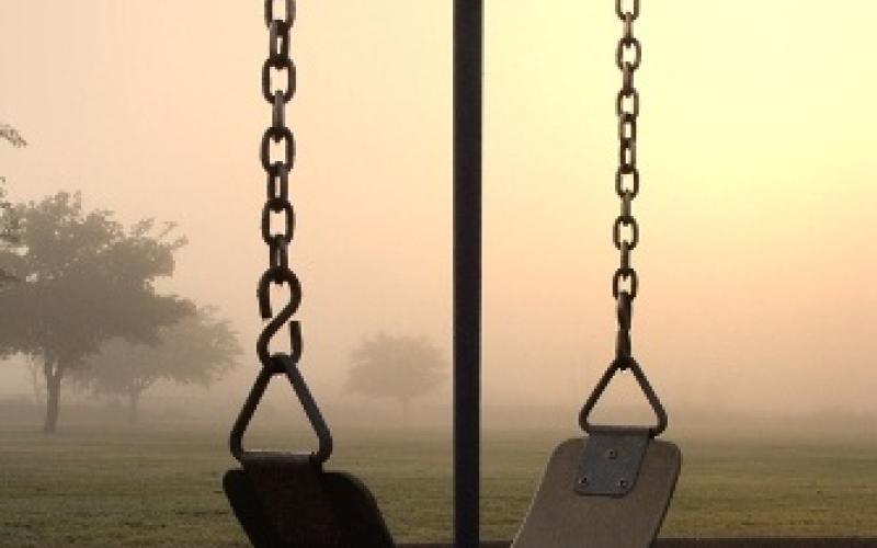 المفرق: وفاة طفل أختناقاً بأرجوحته..وعامل إثر سقوطه عن سقالة