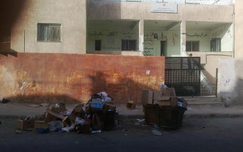 بلدية الرصيفة تسحب حاويات النفايات من الاحياء السكنية