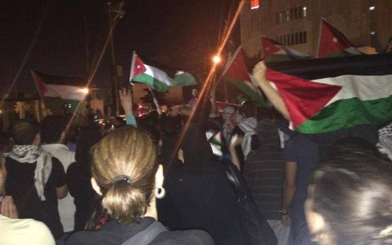 ناشطون يعتصمون بالقرب من السفارة الإسرائيلية بعمّان 