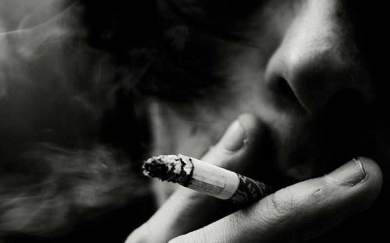 الافطار على سيجارة.. إغراء لا يقاومه الكثيرون برغم المخاطر