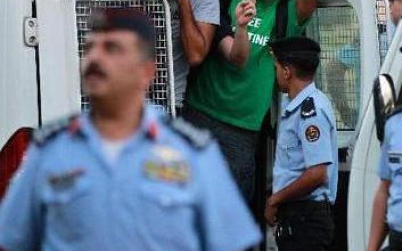 اعتقال ناشطين يوزعون دعوات لمسيرة تضامنية مع غزة