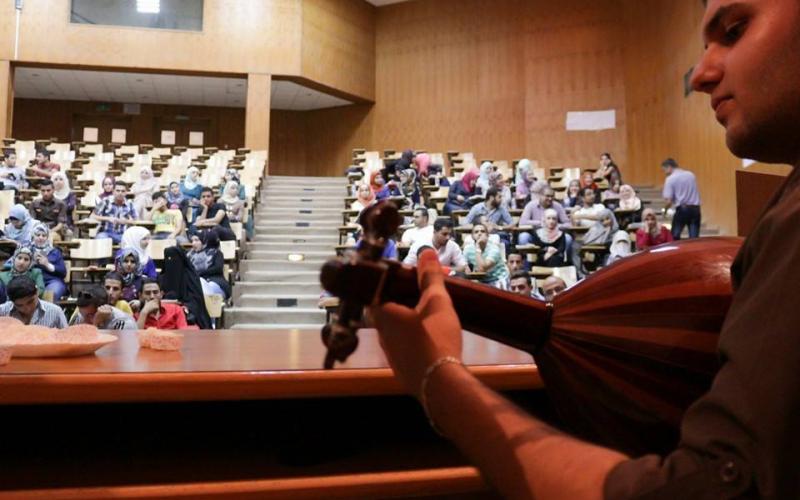 أستاذ في "الهاشمية" يستكشف مواهب الطلبة خلال المحاضرات