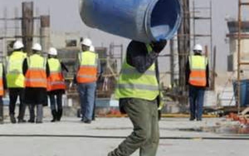 العمل: 99% من العاملين السوريين مخالفون