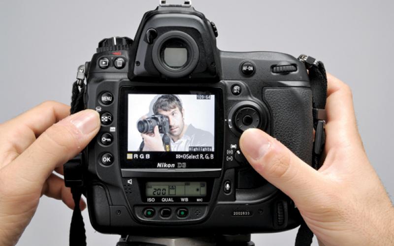 استديوهات التصوير الفوتوغرافي تعد ايامها الاخيرة في الزرقاء