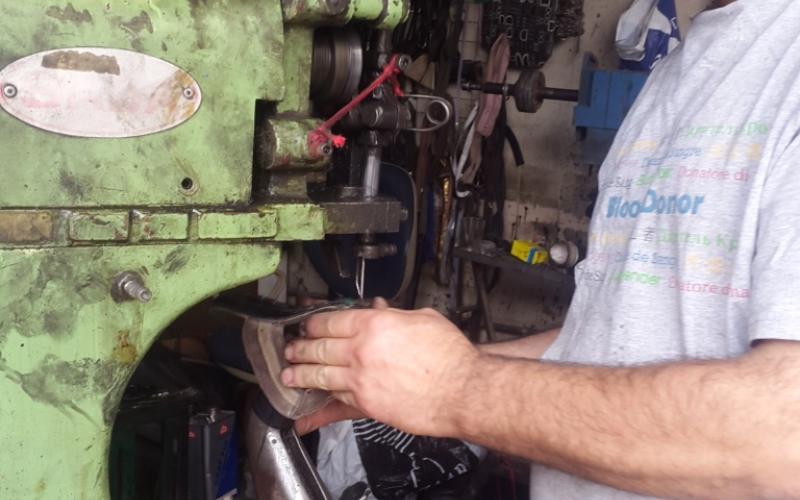 مهنة "الاسكافي" في الزرقاء بين مطرقة الدخلاء وسندان الاحذية الصينية