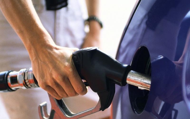 تخفيض أسعار المشتقات النفطية