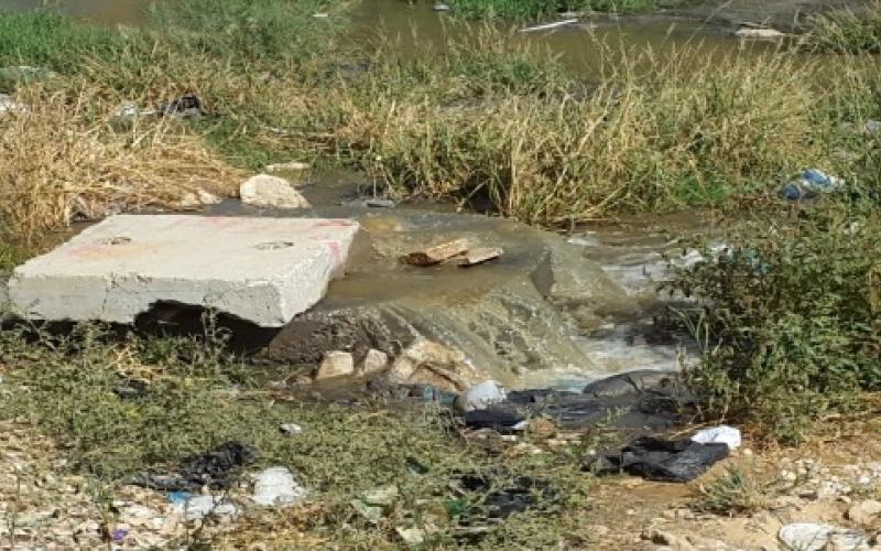 فيضان مجاري حي النزهة يواصل استعصاءه على حلول السلطة