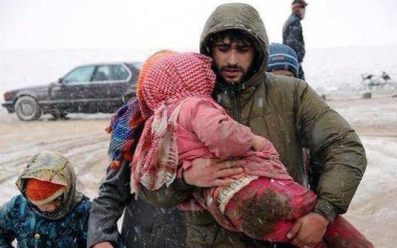 برد الشتاء.. عدوّ يتسلل لبيوت اللاجئين السوريين