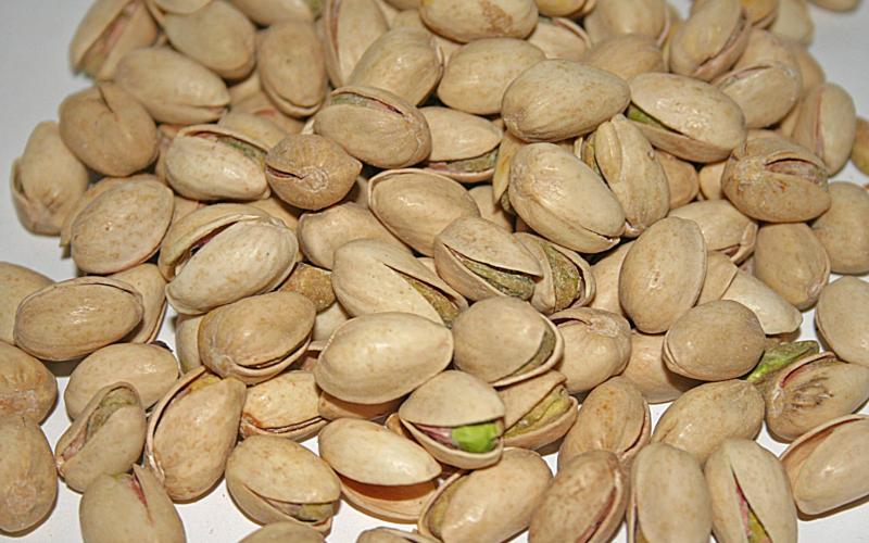 ضبط 14 طناً فستق حلبي فاسدة 