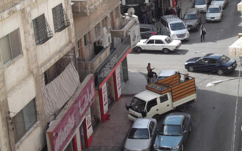 الاصطفاف المزدوج يخنق شوارع الزرقاء ويستنزف جهد رقباء السير