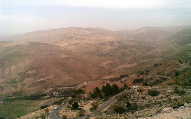 اعادة فتح طريق العدسية بعد أن أغلقته مياه الوديان 