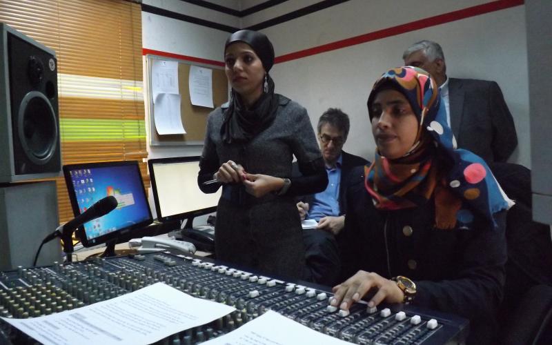 محرر الغارديان: "سوريون بيننا" على راديو البلد نقلة في الأخبار الجيدة 