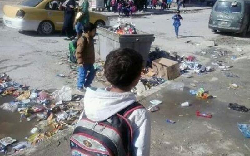 شارع المدارس بمنطقة التطوير يغرق بالنفايات والحفر.. والمسؤولون يتجاهلون النداءات