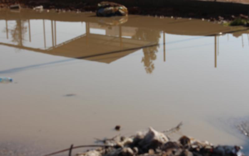 المستنقعات والانخسافات تعود الى شارع الظليل الرئيسي مع بدء الشتاء