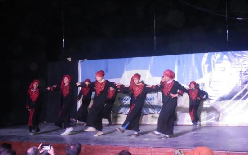 أداء رقصة لأطفال سوريين من مسرحية "رسالة من مخيم الزعتري" على مسرح عمون / تصوير أغيد محمد