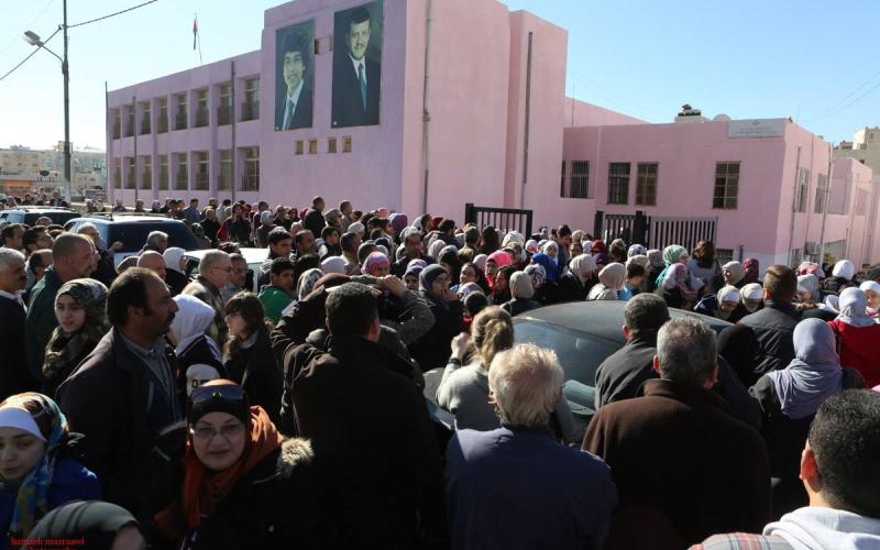 طلاب التوجيهي امام أحدى المدارس في العاصمة عمان قبيل بدأ الامتحان - الصورة من حمزة المزرعاوي 