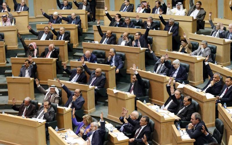 رفع الكهرباء يرفع وتيرة الأزمة بين النواب والحكومة