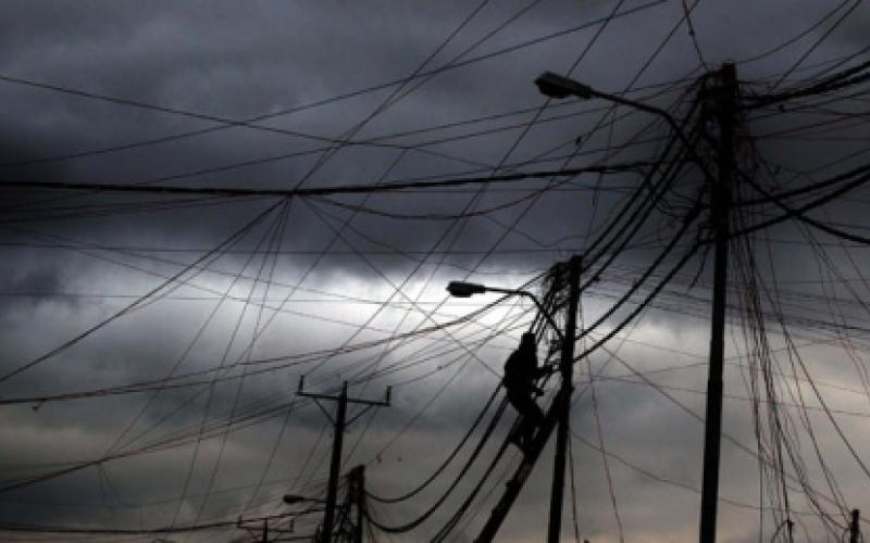 الكهرباء الأردنية تعالج 10 آلاف عطل كهربائي من أصل 11 ألف