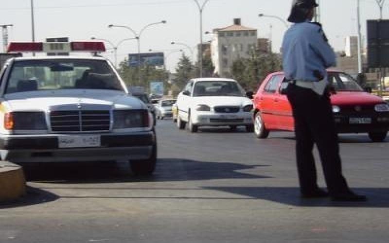 مخالفات بالجملة لسيارات موظفي "أحوال" الزرقاء