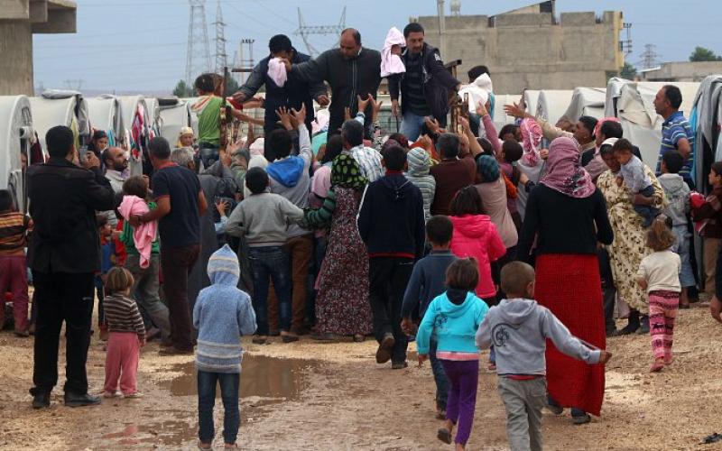 لاجئون يشتكون من عدسات الكاميرات أثناء تسليمهم المساعدات