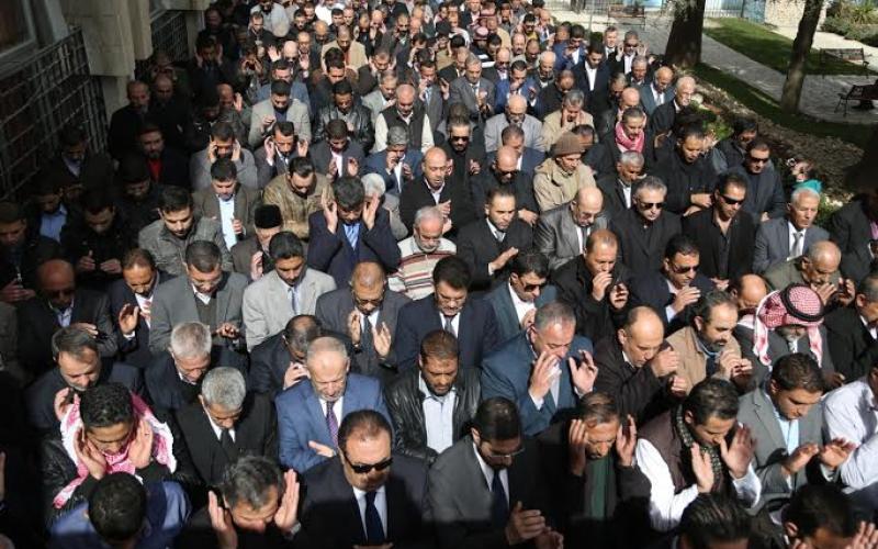 اعتصام وصلاة غائب أمام النقابات المهنية